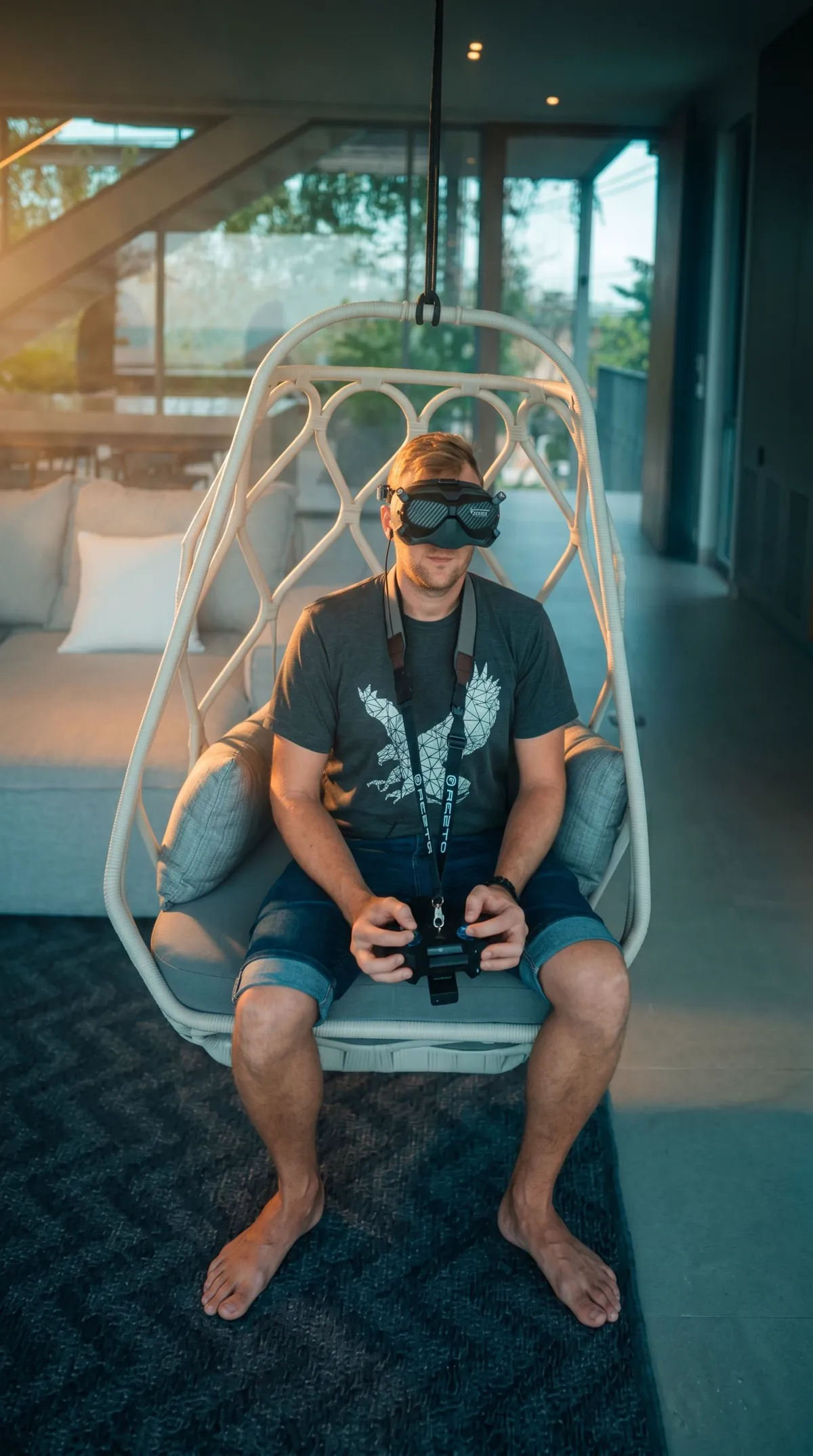 FPV-Pilot mit VR-Brille beim Drohnenflug durch eine Immobilie
